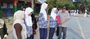 Kepala Sekolah SMP Negeri 7 Pangkalpinang Serahkan Penghargaan Kepada Siswa Berprestasi dalam Acara Pembagian Raport Tahun Ajaran 2025‑2026