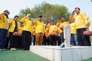 Peringati HUT ke-62 Partai Golkar, Hidayat Arsani Pimpin Ziarah ke TMP Pawitralaya